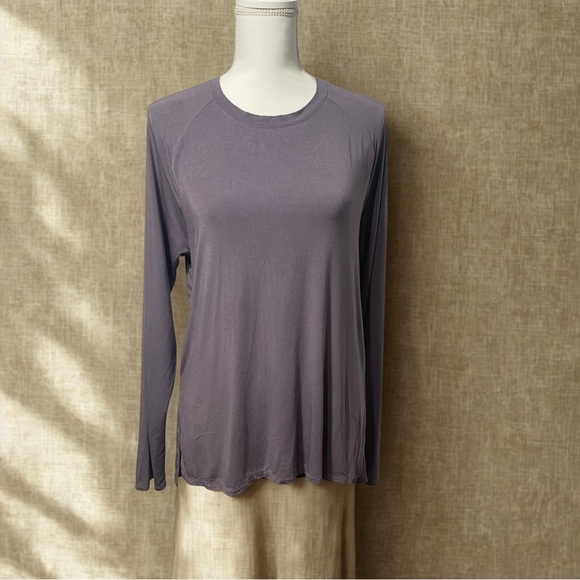 Under Armour Tops - Under Armour Women's Long Sleeve Top in Lavender with Back Cutout